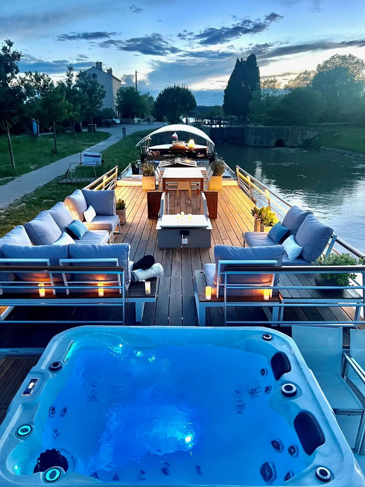 Elegance: An Exclusive Canal Cruise of Mahogany, Moonlight and Bordeaux