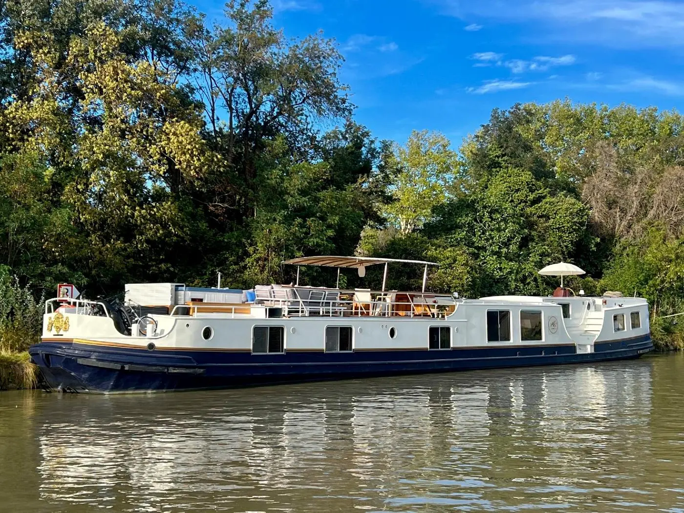 Elegance: An Exclusive Canal Cruise of Mahogany, Moonlight and Bordeaux
