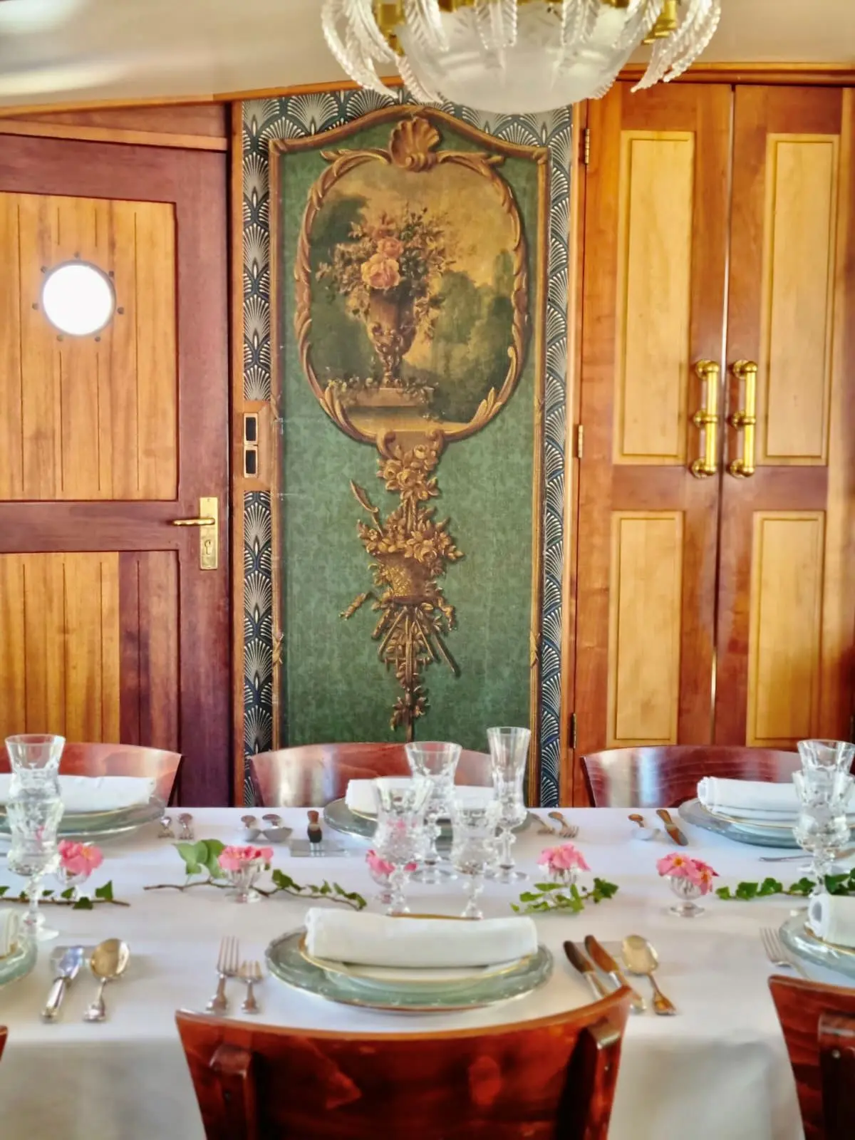 Elegance: An Exclusive Canal Cruise of Mahogany, Moonlight and Bordeaux
