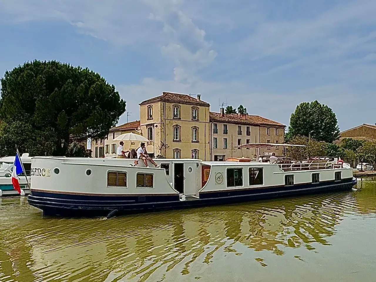 Elegance: An Exclusive Canal Cruise of Mahogany, Moonlight and Bordeaux
