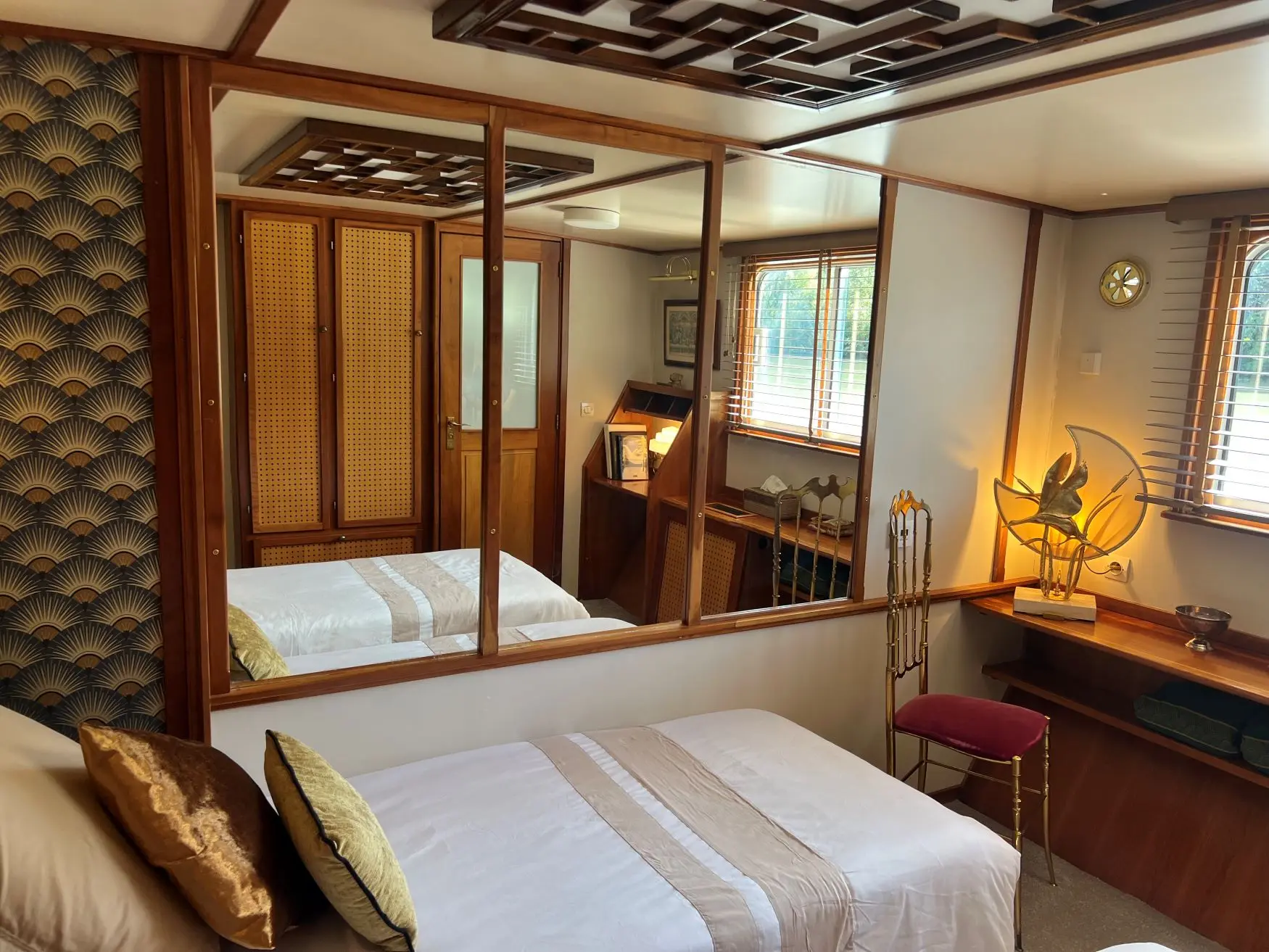 Elegance: An Exclusive Canal Cruise of Mahogany, Moonlight and Bordeaux