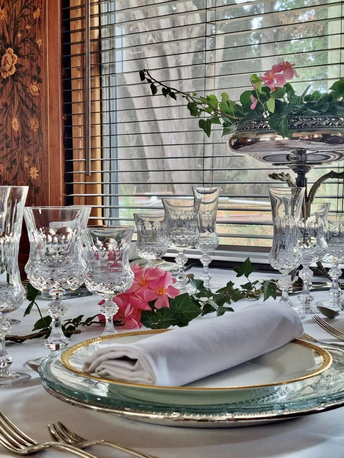Elegance: An Exclusive Canal Cruise of Mahogany, Moonlight and Bordeaux